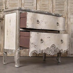 Meuble de rangement en bois brun vieilli à deux tiroirs