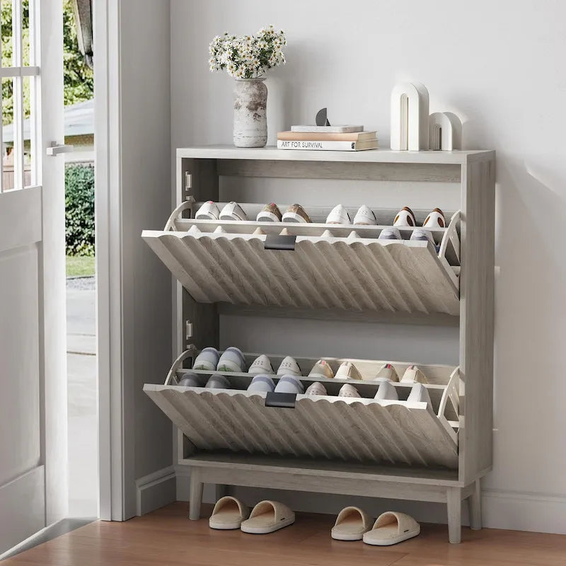 Meuble à chaussures gris cannelé avec 2 tiroirs abattants et pieds en bois massif, pour 1 à 2 personnes