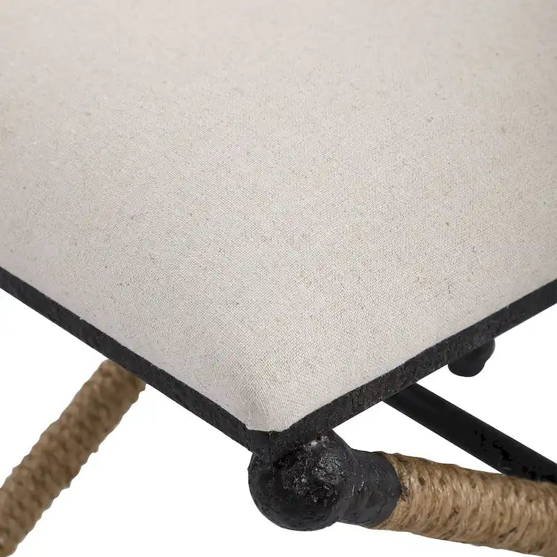 Banc simple en tissu couleur avoine avec cadre en fer noir